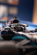 MINIATURA F1 MERCEDES AMG W11 / L. HAMILTON - ESCALA 1:10 COM 53CM