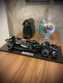 MINIATURA F1 MERCEDES AMG W11 / L. HAMILTON - ESCALA 1:10 COM 53CM