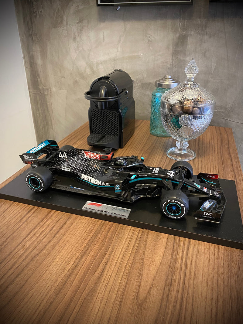 MINIATURA F1 MERCEDES AMG W11 / L. HAMILTON - ESCALA 1:10 COM 53CM