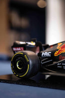 MINIATURA F1 RED BULL RB18 / M. VERSTAPPEN - ESCALA 1:10 COM 53CM