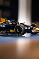 MINIATURA F1 RED BULL RB18 / M. VERSTAPPEN - ESCALA 1:10 COM 53CM