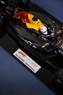 MINIATURA F1 RED BULL RB18 / M. VERSTAPPEN - ESCALA 1:10 COM 53CM