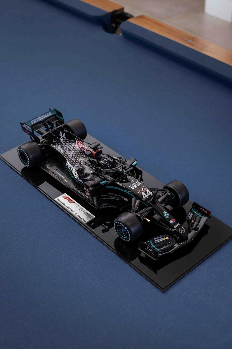MINIATURA F1 MERCEDES AMG W11 / L. HAMILTON - ESCALA 1:10 COM 53CM
