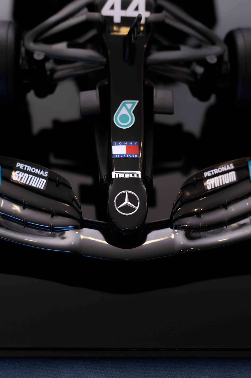 MINIATURA F1 MERCEDES AMG W11 / L. HAMILTON - ESCALA 1:10 COM 53CM