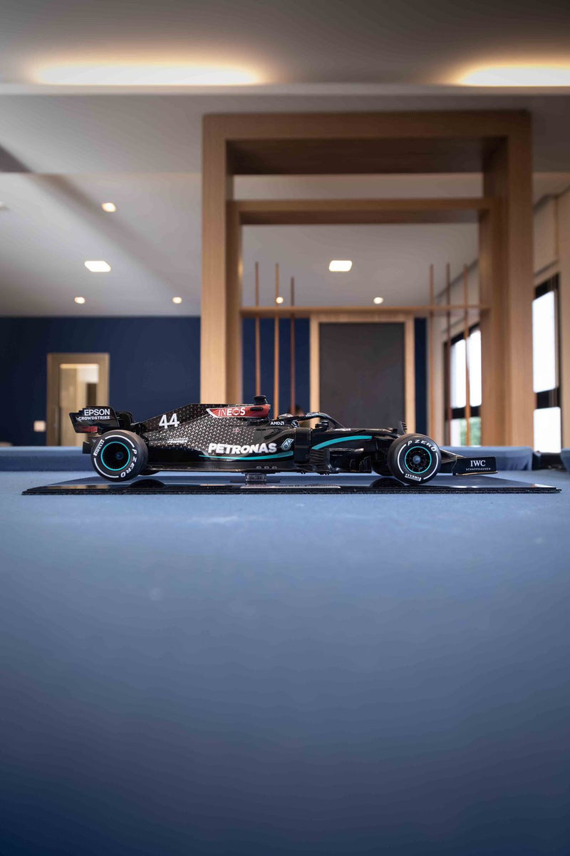 MINIATURA F1 MERCEDES AMG W11 / L. HAMILTON - ESCALA 1:10 COM 53CM