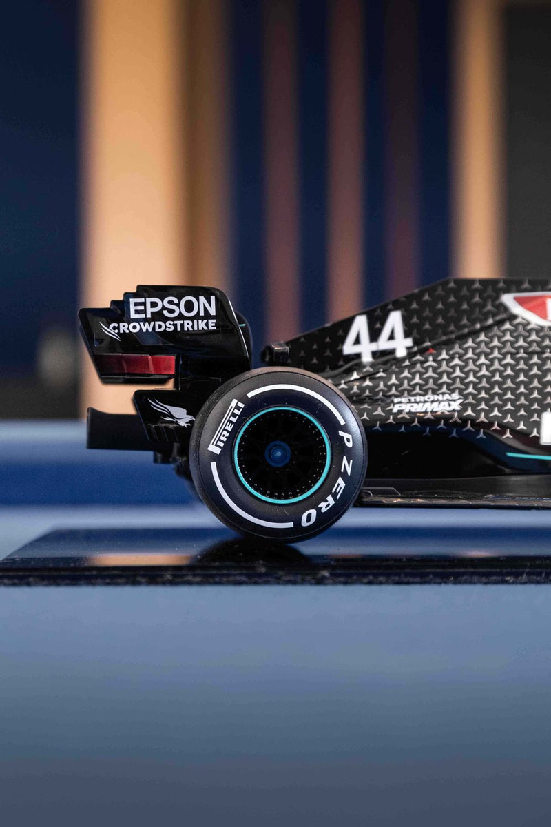 MINIATURA F1 MERCEDES AMG W11 / L. HAMILTON - ESCALA 1:10 COM 53CM
