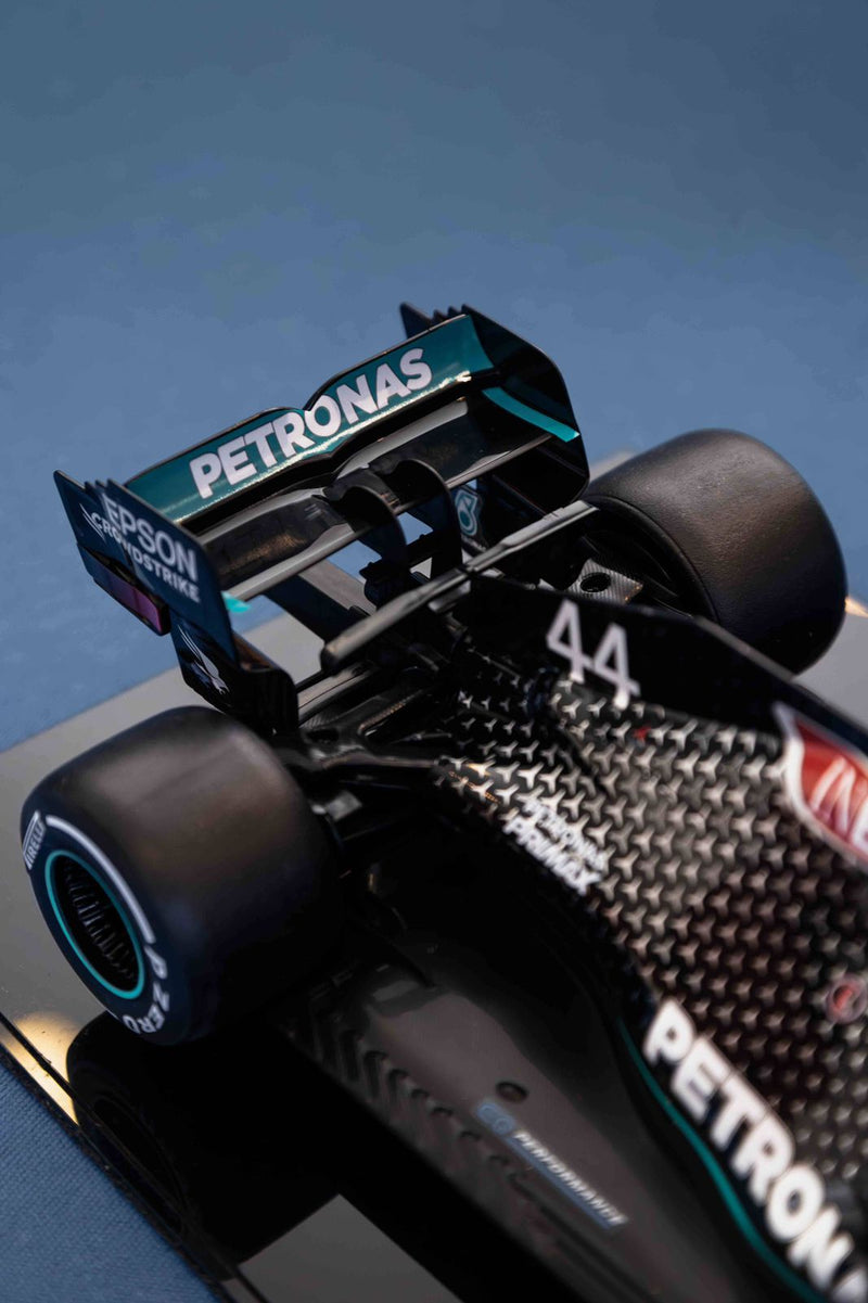 MINIATURA F1 MERCEDES AMG W11 / L. HAMILTON - ESCALA 1:10 COM 53CM