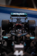 MINIATURA F1 MERCEDES AMG W11 / L. HAMILTON - ESCALA 1:10 COM 53CM
