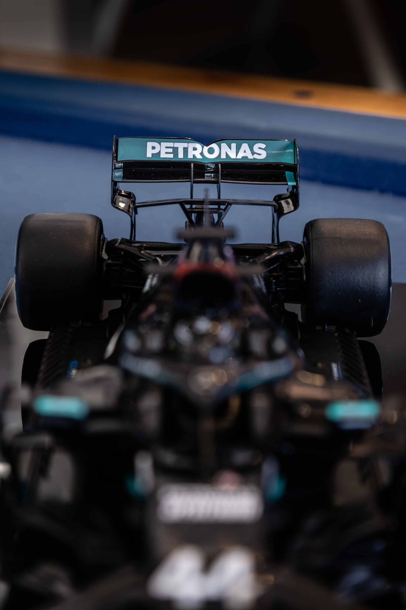 MINIATURA F1 MERCEDES AMG W11 / L. HAMILTON - ESCALA 1:10 COM 53CM