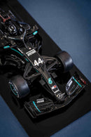 MINIATURA F1 MERCEDES AMG W11 / L. HAMILTON - ESCALA 1:10 COM 53CM