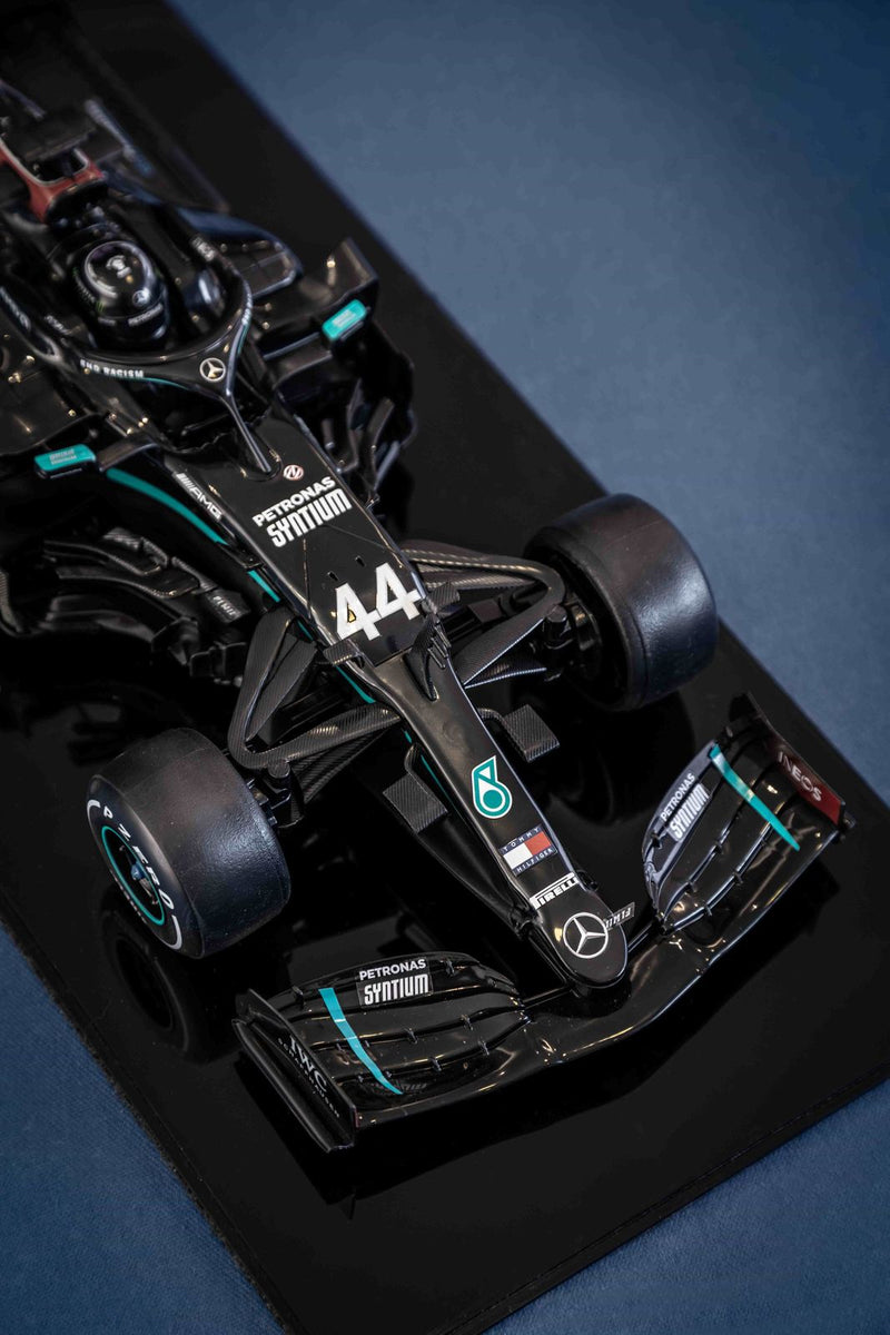 MINIATURA F1 MERCEDES AMG W11 / L. HAMILTON - ESCALA 1:10 COM 53CM