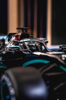 MINIATURA F1 MERCEDES AMG W11 / L. HAMILTON - ESCALA 1:10 COM 53CM