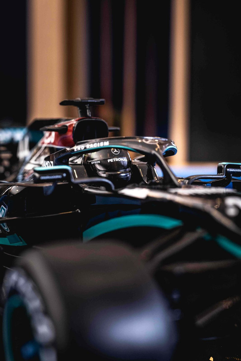 MINIATURA F1 MERCEDES AMG W11 / L. HAMILTON - ESCALA 1:10 COM 53CM